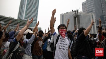 Sejumlah elemen mahasiswa dari Komite Selamatkan Daulat Rakyat (SADAR) melakukan aksi di Kawasan Bundaran Hotel Indonesia, Rabu (28/10/2026). (CNN Indonesia/Adi ibrahim)