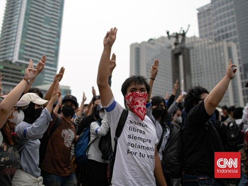 Sejumlah elemen mahasiswa dari Komite Selamatkan Daulat Rakyat (SADAR) melakukan aksi di Kawasan Bundaran Hotel Indonesia, Rabu (28/10/2026). (CNN Indonesia/Adi ibrahim)