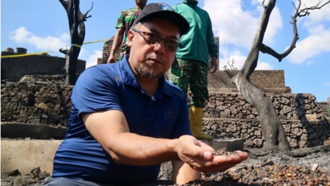 Kepala Dinas Kebudayaan NTB Muhamad Ihwan memperlihatkan biji kopi yang ikut terbakar dalam peristiwa kebakaran yang melanda Kampung Adat Sade di Desa Rembitan, Kecamatan Pujut, Kabupaten Lombok Tengah, Nusa Tenggara Barat, Minggu (23/8/2026). ANTARA