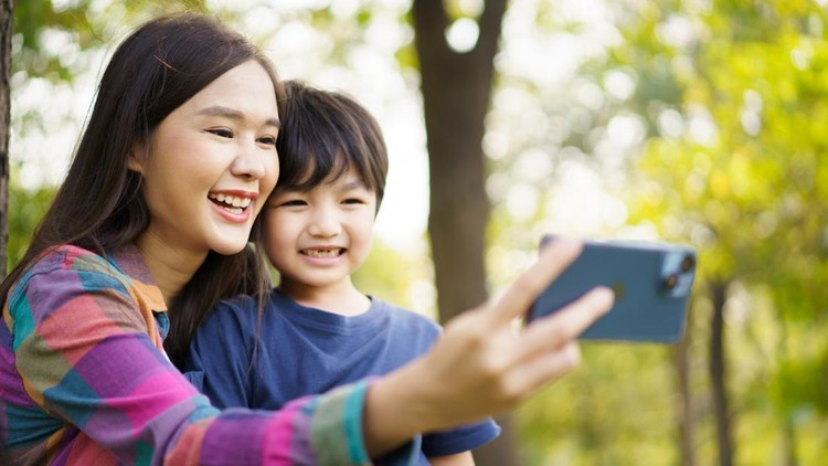 Ilustrasi Ibu dan Anak Foto Ponsel