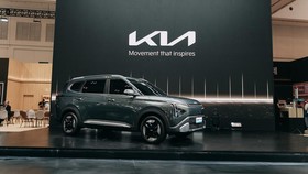 Kia Sales Indonesia membuka pre-book model baru Carens EV mulai Senin (26/10/2026). Belum ada harga, namun estimasi resmi disebut Rp382 juta hingga Rp432 juta.