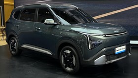 Kia Sales Indonesia membuka pre-book model baru Carens EV mulai Senin (26/10/2026). Belum ada harga, namun estimasi resmi disebut Rp382 juta hingga Rp432 juta.