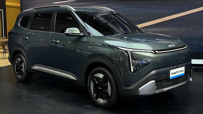 Kia Sales Indonesia membuka pre-book model baru Carens EV mulai Senin (26/10/2026). Belum ada harga, namun estimasi resmi disebut Rp382 juta hingga Rp432 juta.
