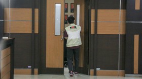 Penyidik Komisi Pemberantasan Korupsi (KPK) melakukan penggeledahan di Kantor Pengawasan dan Pelayanan Bea dan Cukai (KPPBC) Kudus, Kabupaten Kudus, Jawa Tengah, Rabu (28/10/2026). Dari penggeledahan itu tim penyidik KPK membawa dua koper yang diduga