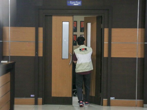 Penyidik Komisi Pemberantasan Korupsi (KPK) melakukan penggeledahan di Kantor Pengawasan dan Pelayanan Bea dan Cukai (KPPBC) Kudus, Kabupaten Kudus, Jawa Tengah, Rabu (28/10/2026). Dari penggeledahan itu tim penyidik KPK membawa dua koper yang diduga