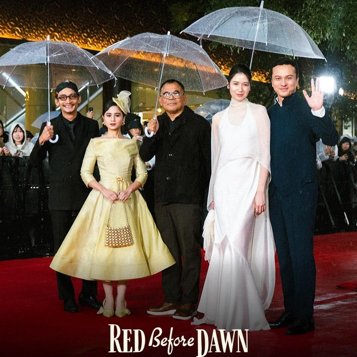 <p>Artis Tissa Biani juga tak kalah menawan. Perempuan 24 tahun ini menampilkan fashion klasik dengan mengenakan <em>midi dress</em> bergaya <em>vintage</em> warna <em>butter yellow.</em> Tissa memadukan gayanya dengan <em>fascinator</em> <em>hat</em> dan <em>heels</em> berwarna senada. (Foto: Instagram @merahsebelumfajar)</p>