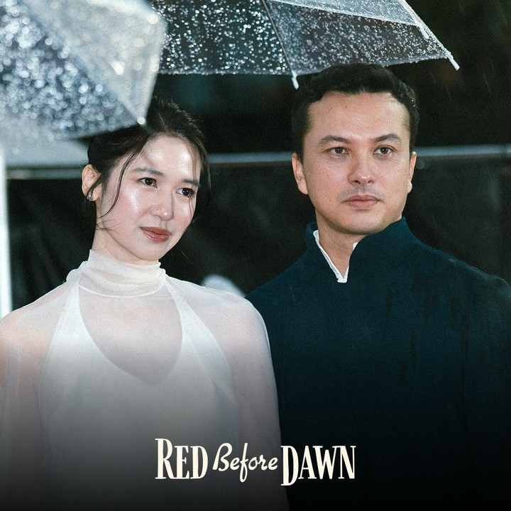 <p>Di <em>red carpet</em> ini, Laura Basuki tampil mengenakan gaun putih panjang semi <em>semi-sheer</em>. Dalam satu potret, Laura terlihat begitu anggun saat berdiri di dekat aktor Nicholas Saputra, yang memakai baju berwarna serba hitam. (Foto: Instagram @merahsebelumfajar)</p>