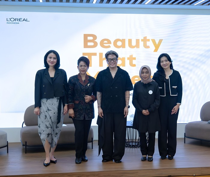 Kiri ke Kanan] Melanie Masriel (Chief of Corporate Affairs, Engagement and Sustainability of L'Oreal Indonesia), Made Sumiati, M.Pd, (Guru SMKN 3 Bogor dan mitra program L’Oreal dari Hairducation), Indra Tanudarma (Head of Education