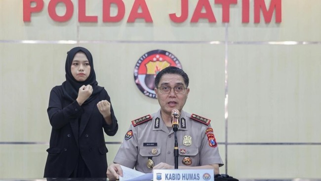 Polda Jawa Timur mengajak generasi muda untuk menjaga persatuan, memperkuat rasa kebangsaan, serta bijak menggunakan media sosial dalam momentum peringatan Hari Sumpah Pemuda ke-98 pada Rabu (28/10). Kabid Humas Polda Jatim Kombes Jules Abraham Abast
