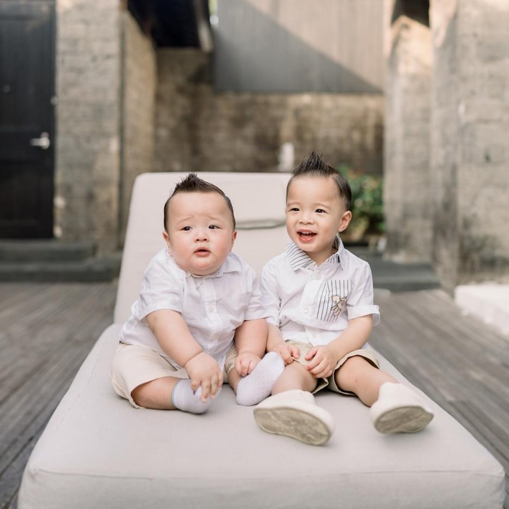 <p>Baru-baru ini, Pamela Bowie membagikan momen hangat kebersamaan dengan suami dan kedua putranya. Foto-foto ini tampaknya sengaja diambil untuk mengabadikan momen manis keluarga Pamela Bowie setelah kehadiran si bungsu Collin. (Foto: Instagram @pammybowie)</p>