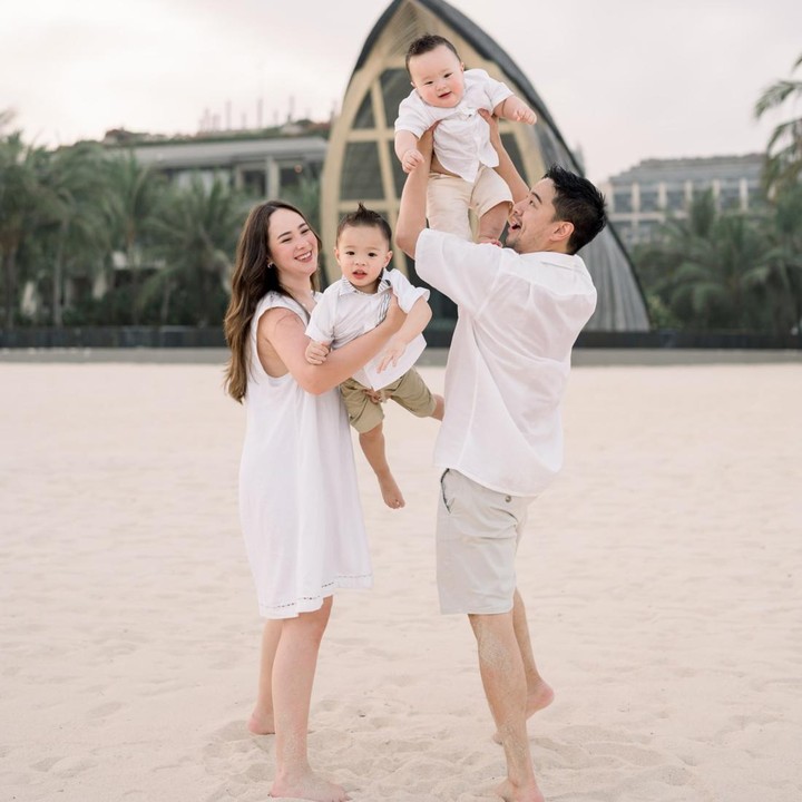 <p>Pamela Bowie dan suami ternyata pernah mengabadikan foto bersama di tempat ini, Bunda. Keduanya memutuskan untuk mengambil foto terbaru dengan formasi yang baru. "<em>Three years, same place and two little blessings richer.</em> (Tiga tahun, tempat yang sama, dan kini dikaruniai dua buah hati)," tulisnya dalam caption unggahan. (Foto: Instagram @pammybowie)</p>