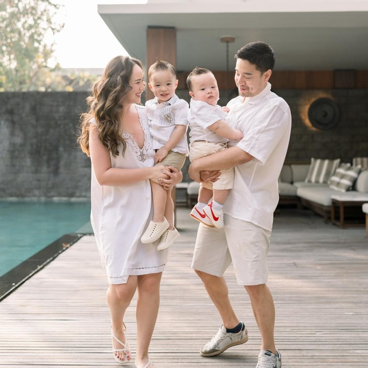 <p>Di foto-foto ini, Pamela Bowie dan suami kompak mengenakan baju bernuansa putih. Kedua anak mereka, Oliver dan Collin juga mengenakan baju berwarna senada. (Foto: Instagram @pammybowie)</p>