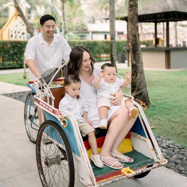 <p>Di salah satu foto, Pamela Bowie dan kedua putranya tampak sedang naik kendaraan becak di area <em>outdoor</em> yang asri. Uniknya, becak ini dikendarai oleh sang suami Armand. (Foto: Instagram @pammybowie)</p>