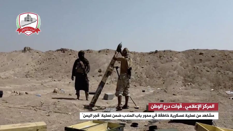 Pasukan Nation Shield Yaman merilis rekaman pada Selasa (27/10/2026) yang diklaim memperlihatkan pertempuran antara pasukan mereka dan kelompok Houthi di kawasan Bab el-Mandeb. (Tangkapan Layar Video Reuters/NATION SHIELD FORCES OF YEMEN)