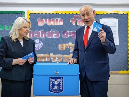 Israel's Prime Minister Benjamin Netanyahu and his wife Sara prepare to vote at a polling station in Jerusalem on October 27, 2026, on the day of Israel's legislative election. Yonatan Sindel/Pool via REUTERS/File Photo