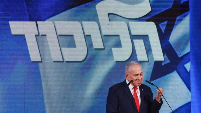 Israeli Prime Minister and Likud party leader Benjamin Netanyahu speaks as he reacts to exit polls, at his party headquarters during Israel's national election, in Jerusalem, October 28, 2026. REUTERS/Ronen Zvulun
