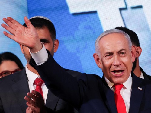 Israeli Prime Minister and Likud party leader Benjamin Netanyahu waves as he gives a statement following exit polls for Israel's national election, at Likud's election headquarters in Jerusalem, October 28, 2026. REUTERS/Ammar Awad