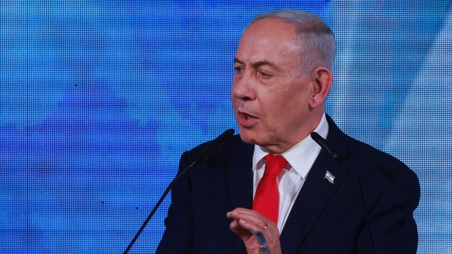Israeli Prime Minister and Likud party leader Benjamin Netanyahu speaks as he reacts to exit polls, at his party headquarters during Israel's national election, in Jerusalem, October 28, 2026. REUTERS/Ronen Zvulun