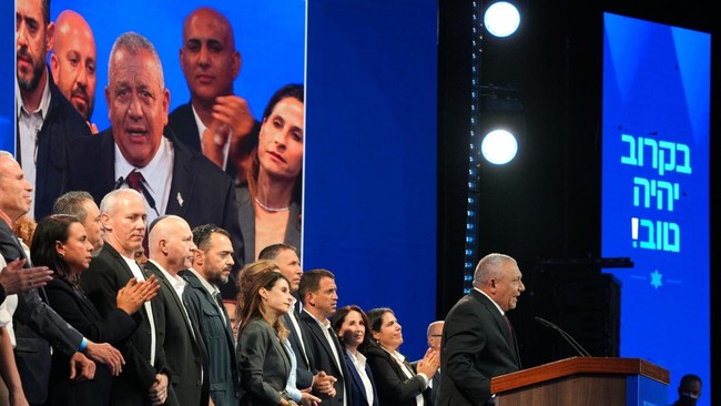 Yashar party leader Gadi Eisenkot (R) addresses his supporters at the election night rally after the first exit polls were announced, in Tel Aviv on early October 28, 2026, during Israel's legislative elections. Opposition candidate Eisenkot said ear