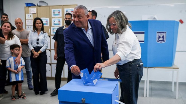 Former Israeli military chief Gadi Eisenkot, leader of the Yashar party, and his wife, Hanna Eizenkot, vote during the national election in Herzliya, Israel, October 27, 2026. REUTERS/Shir Torem
