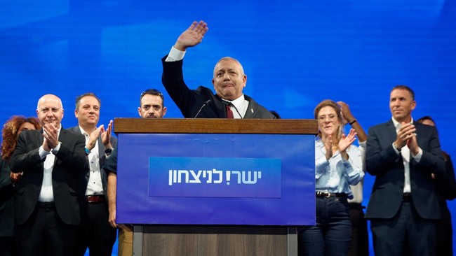 Former military chief Gadi Eisenkot, leader of the Yashar party, waves following the exit polls at his party headquarters, on the evening of Israel's national election, in Tel Aviv, Israel October 28, 2026.  REUTERS/Shir Torem