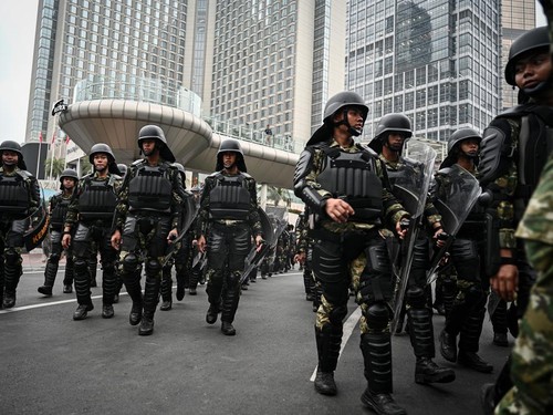 Personel TNI berpindah lokasi untuk mengamankan aksi unjuk rasa mahasiswa di Jalan MH Thamrin, Jakarta, Rabu (28/10/2026). Sebanyak 14.324 personel gabungan TNI-Polri dan instansi terkait diterjunkan untuk mengamankan aksi demonstrasi di sejumlah tit