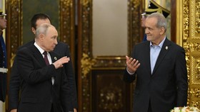 Presiden Iran Masoud Pezeshkian melakukan pertemuan dengan Presiden Rusia Vladimir Putin di Moskow pada Selasa (27/10).