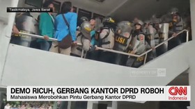 demo Tasikmalaya, mahasiswa Tasikmalaya, demonstrasi ricuh, gerbang kantor dewan, polisi terluka, aksi unjuk rasa, berita Jawa Barat,