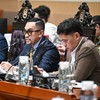 Wakil Ketua Komisi III DPR  Ahmad Sahroni (tengah) memimpin sidang didampingi Ketua Komisi III Habiburokhman (kanan) Anggota Komisi III Soedeson Tandra (kiri) saat Rapat Dengar Pendapat Umum (RDPU) dengan advokat di Kompleks Parlemen, Senayan, Jakart