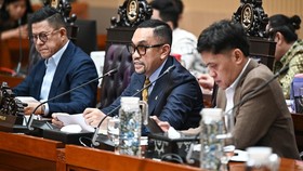 Wakil Ketua Komisi III DPR  Ahmad Sahroni (tengah) memimpin sidang didampingi Ketua Komisi III Habiburokhman (kanan) Anggota Komisi III Soedeson Tandra (kiri) saat Rapat Dengar Pendapat Umum (RDPU) dengan advokat di Kompleks Parlemen, Senayan, Jakart