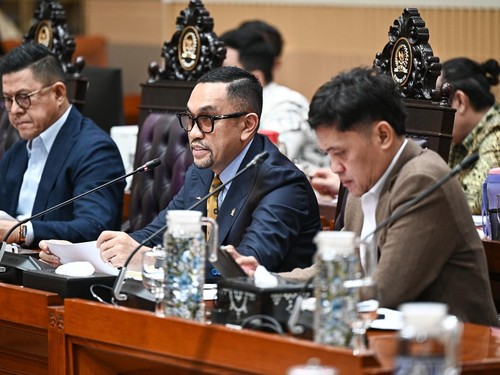 Wakil Ketua Komisi III DPR  Ahmad Sahroni (tengah) memimpin sidang didampingi Ketua Komisi III Habiburokhman (kanan) Anggota Komisi III Soedeson Tandra (kiri) saat Rapat Dengar Pendapat Umum (RDPU) dengan advokat di Kompleks Parlemen, Senayan, Jakart