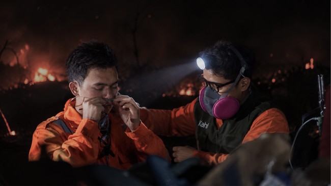 Relawan memadamkan titik api di area lahan yang terbakar pada malam hari. Paragon Kahf turut mendukung upaya penanganan dampak kebakaran hutan dan lahan di Palangka Raya, Kalimantan Tengah. Bantuan ini diharapkan dapat membantu memenuhi kebutuhan mas