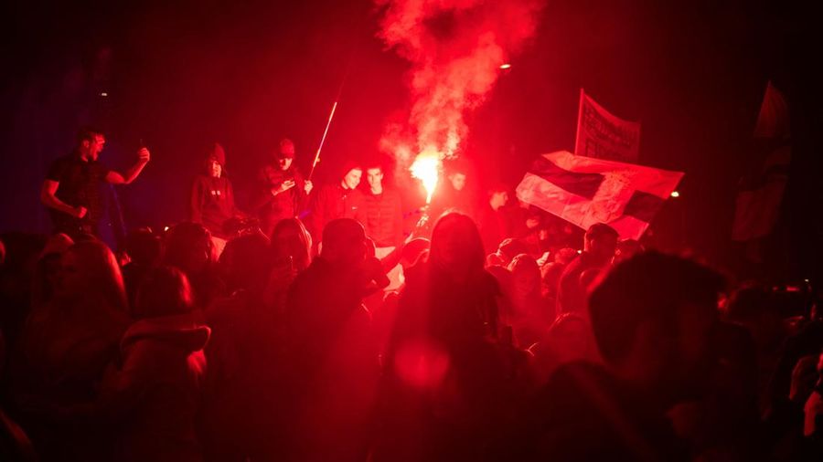 Ribuan orang merayakan kemenangan di Beograd, Serbia, usai Gerakan politik