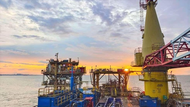 Salah satu anjungan produksi migas lepas pamtai yang dikelola Pertamina di Kalimantan
