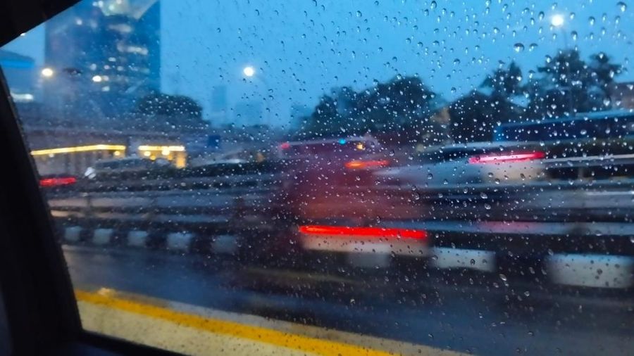Sejumlah kendaraan melaju saat hujan mengguyur di jalan Raya Gatot Subroto, Jakarta, Rabu (28/10/2026).