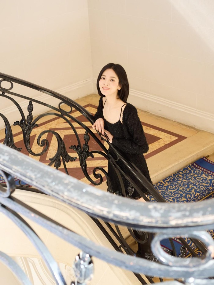Terlihat feminin dan awet muda, Song Hye Kyo kali ini mengenakan little black dress dengan paduan cardigan, Beauties./ Foto: instagram.com/kyo1122