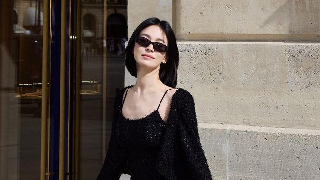 Inspirasi Tampil Modis dengan Little Black Dress ala Song Hye Kyo, Intip Potretnya!