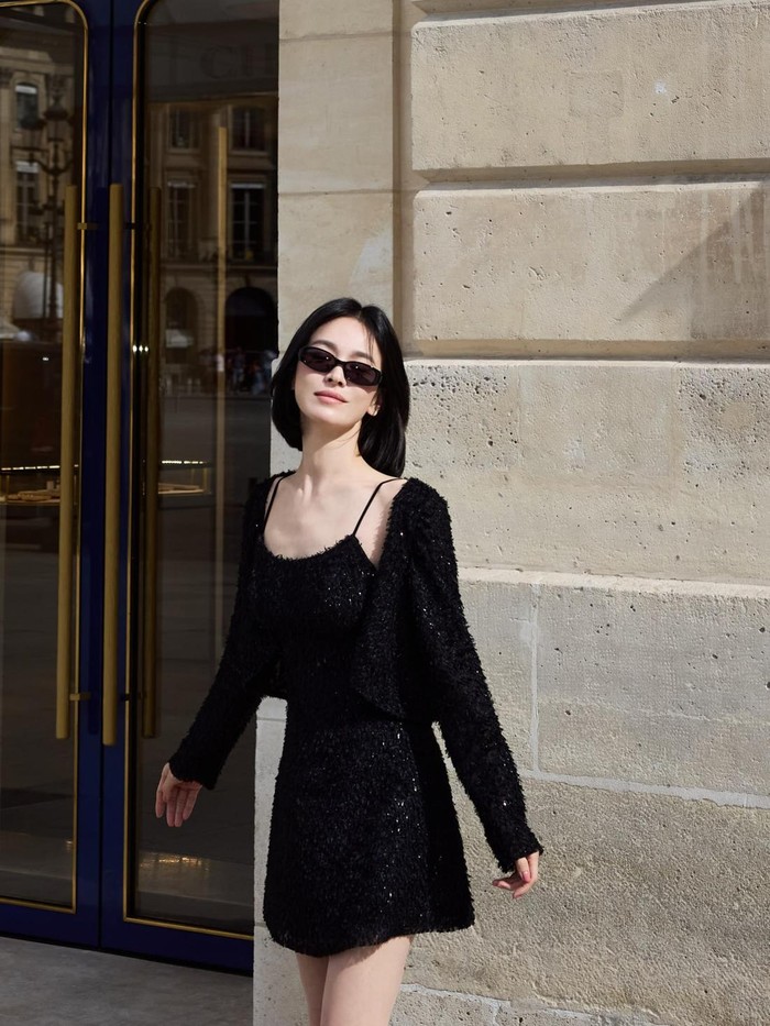 Dalam potret lebih detail, little black dress dan cardigan yang ia gunakan memiliki detail bulu dan payet yang membuat outfit-nya terlihat bersinar./ Foto: instagram.com/kyo1122