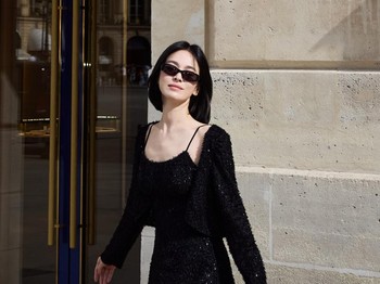 Dalam potret lebih detail, little black dress dan cardigan yang ia gunakan memiliki detail bulu dan payet yang membuat outfit-nya terlihat bersinar./ Foto: instagram.com/kyo1122