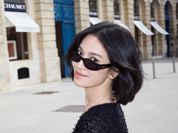 Tertarik mencoba gaya fashion ala Song Hye Kyo ini, Beauties?/ Foto: instagram.com/kyo1122