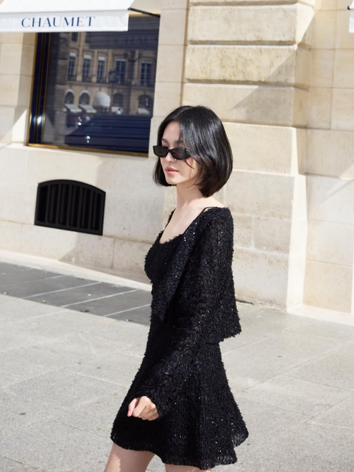 Menambah statement gaya, Song Hye Kyo juga mengenakan sunglasses yang serasi dengan little black dress dan cardigan-nya./ Foto: instagram.com/kyo1122