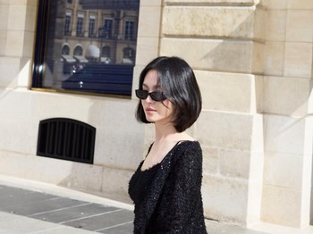 Menambah statement gaya, Song Hye Kyo juga mengenakan sunglasses yang serasi dengan little black dress dan cardigan-nya./ Foto: instagram.com/kyo1122