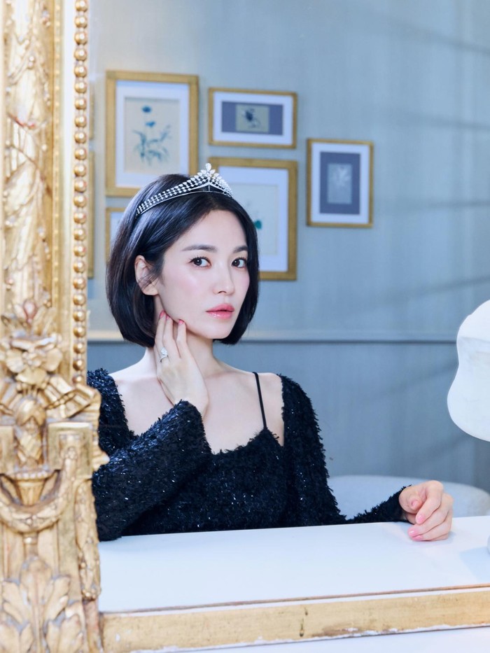 Belum lama ini, aktris Korea Song Hye Kyo merilis potretnya saat menghadiri acara yang diselenggarakan oleh Chaumet, brand mewah asal Prancis./ Foto: instagram.com/kyo1122