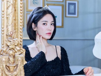 Belum lama ini, aktris Korea Song Hye Kyo merilis potretnya saat menghadiri acara yang diselenggarakan oleh Chaumet, brand mewah asal Prancis./ Foto: instagram.com/kyo1122