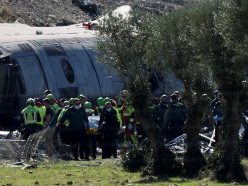 Rescue teams work at the site following the collision of two high-speed trains between the towns of Mora and Orgaz, near Toledo, Spain, October 28, 2026. REUTERS/Violeta Santos Moura