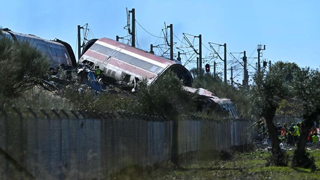 Tabrakan Kereta di Spanyol, 30 Orang Tewas