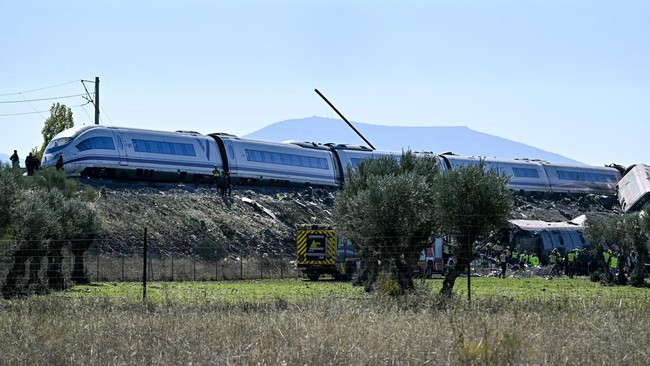 Tabrakan Kereta di Spanyol, 30 Orang Tewas