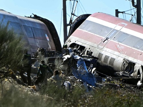 Civil Guards stand amongst the wreckage of train collision between a high speed Renfe AVE train and an Iryo train around 150kms south of Madrid between Urda and Los Yebenes in the province of Toledo, on October 28, 2026. (Photo by Javier SORIANO / AF