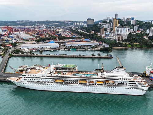 Sejumlah penumpang kapal pesiar Villa Vie Odyssey ramai-ramai mengeluh usai kapal mereka terdampar di Kamboja gegara tak mampu membeli bahan bakar.