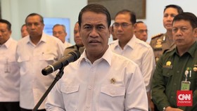 Menteri Pertanian merangkap Kepala Badan Pangan Nasional (Bapanas) Andi Amran Sulaiman mencopot delapan pejabat di lingkungan Perum Bulog dan Bapanas menyusul kasus dugaan pengoplosan beras subsidi program Stabilisasi Pasokan dan Harga Pangan (SPHP)